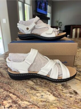 Clarks Women's White Leather Twist Strap Sandals Sz 6.5 NIB
